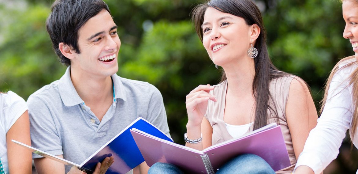 Taller Lab++: Estudiantes desarrollan fronted con Bootstrap para Web`s de Contenido